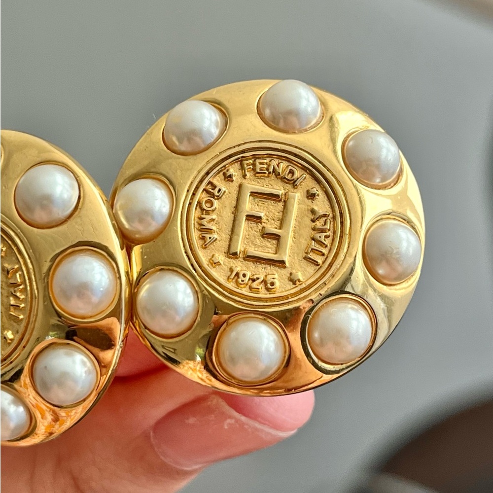 Vintage Fendi Classic Logo Monogram Pearl Edge Round Coin Gold Clip-On Earrings - Picture 5 of 7